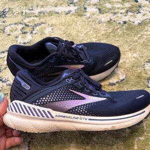 Brooks Adrenaline GTS 22 Navy and White Sneakers